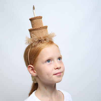 Diadema con sombrero de tarta de cumpleaños taupe