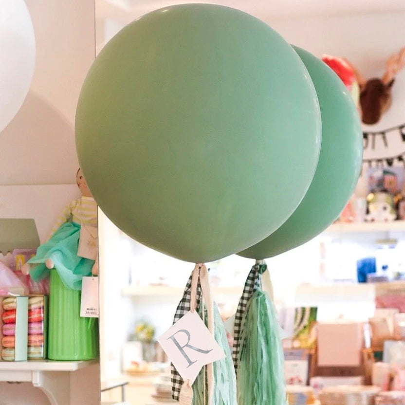 Balão L decorado inicial verde em pó
