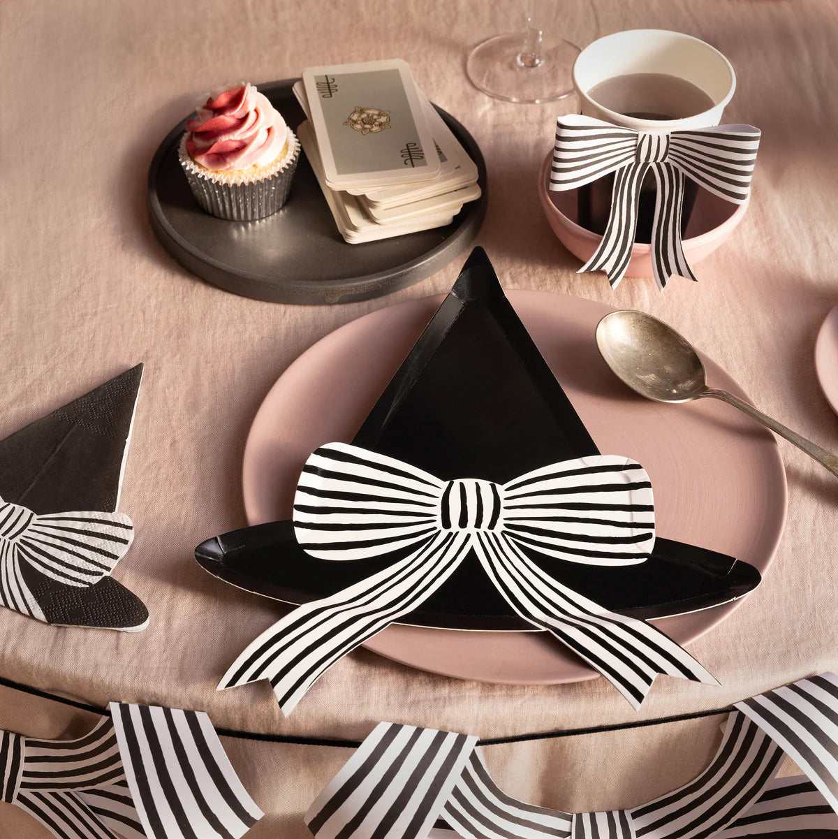 Black witch hat plate / 8 pcs.