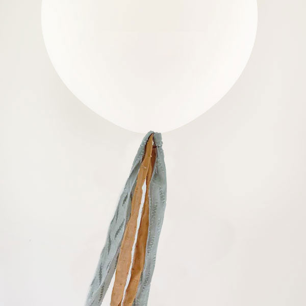 Balão L decorado com listras de tecido mint mostarda