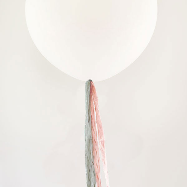 Balão L decorado com listras de tecido rosa e mint