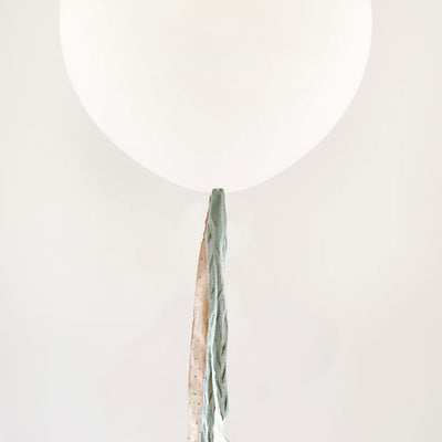Balão L decorado com listras de tecido em cor mint e pedra