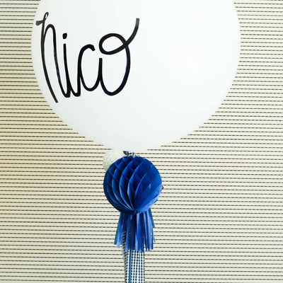 Balão insuflado balão L decorado a azul completo Lettering black <br> (apenas Barcelona e Madrid)</br>