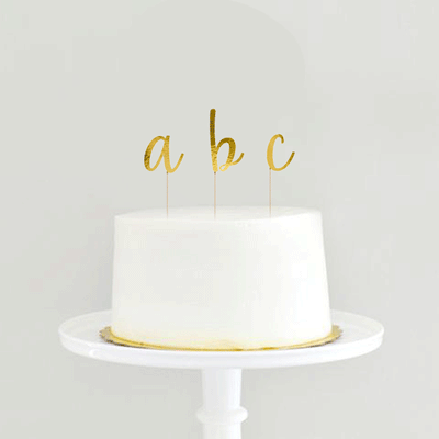 Topo de bolo de alfabeto dourado